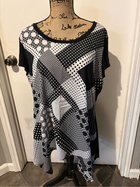 Allison Taylor Black and White Geometric Tunic